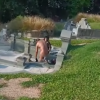 吉隆坡男女在华人墓地发生不雅行为！被女子拍下引热议！