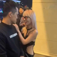 长沙闹市爆离谱一幕：女子当街与男子发生不雅行为，警方到场带走！